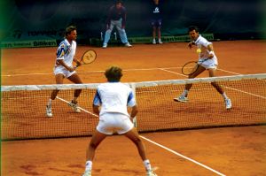 La volea del zurdo Orsanic, ante la mirada de Lucas Arnold, en el ATP de Buenos Aires. Como doblista, llegó a jugar un match de Copa Davis.