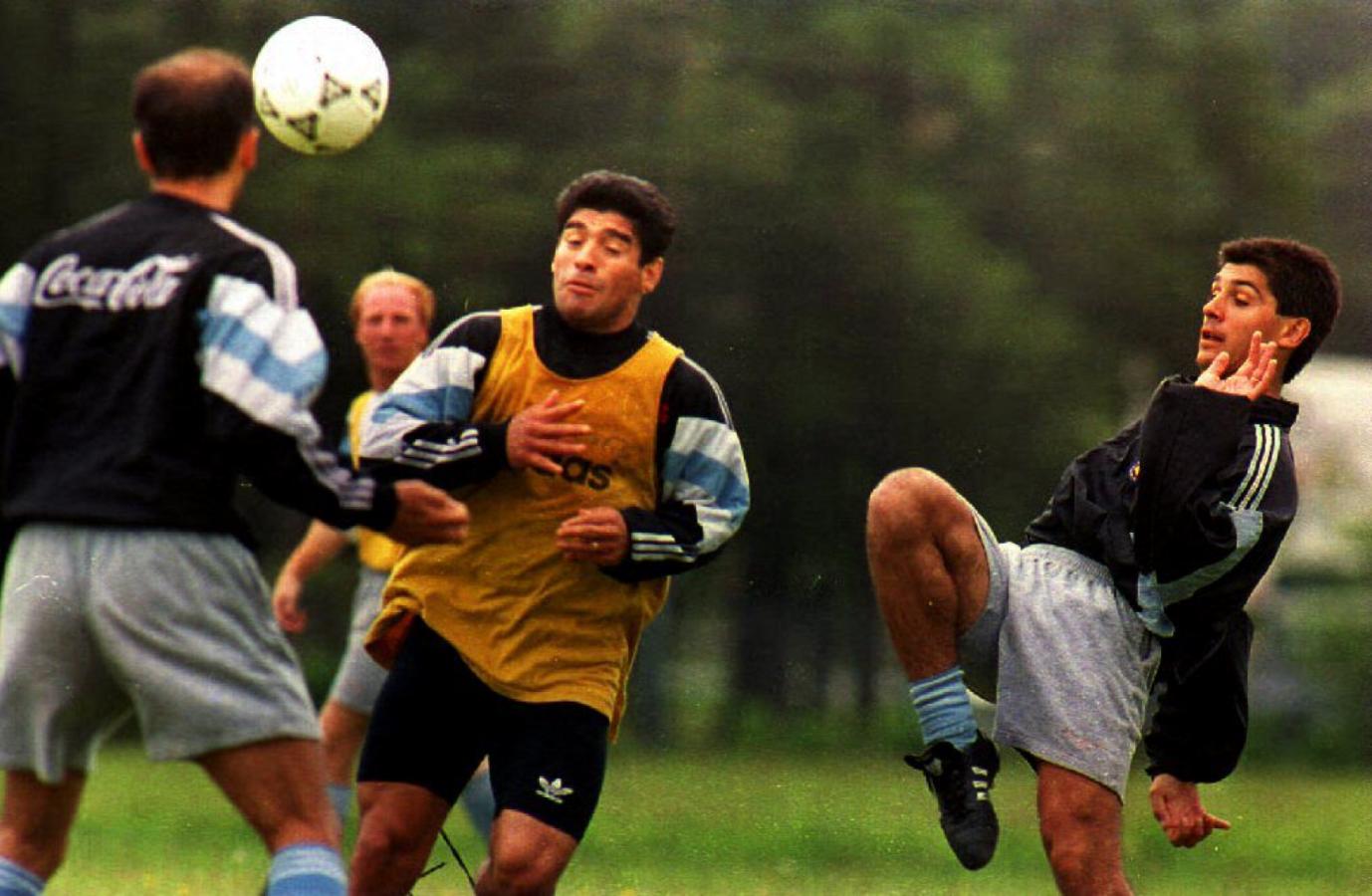 Imagen 1993: Mac Allister testigo de la vuelta de Maradona a la Selección para el repechaje contra Australia (DANIEL GARCIA / AFP)