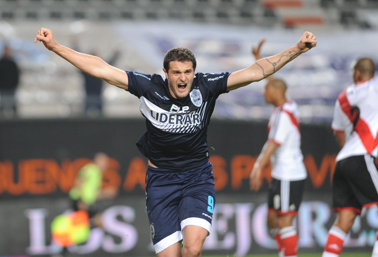 Imagen Vegetti le convirtió a River con la camiseta de Gimnasia en el empate 1-1 de 2014 (FOTOBAIRES)