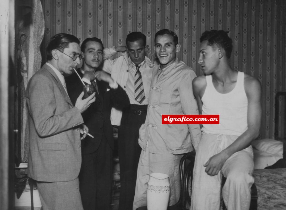 Imagen 1937. El director de El Gráfico Félix Daniel Frascara, tomando mate frío (tereré) en la concentración de la Selección de Paraguay en el Sudamericano de 1937 en Buenos Aires.