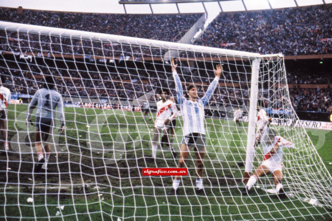 Imagen ¡Al Mundial! Gareca convierte el 2-2 agónico ante Perú y la Argentina de Bilardo se clasifica para México 86.