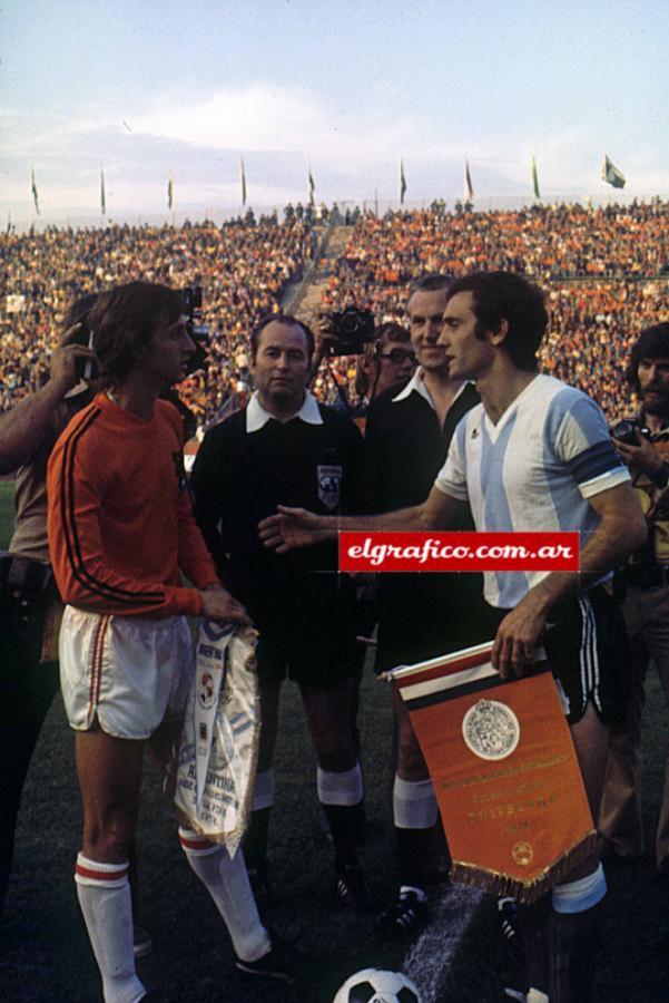 Imagen Con Cruyff antes de la goleada de Holanda a la Selección en el Mundial 1974.