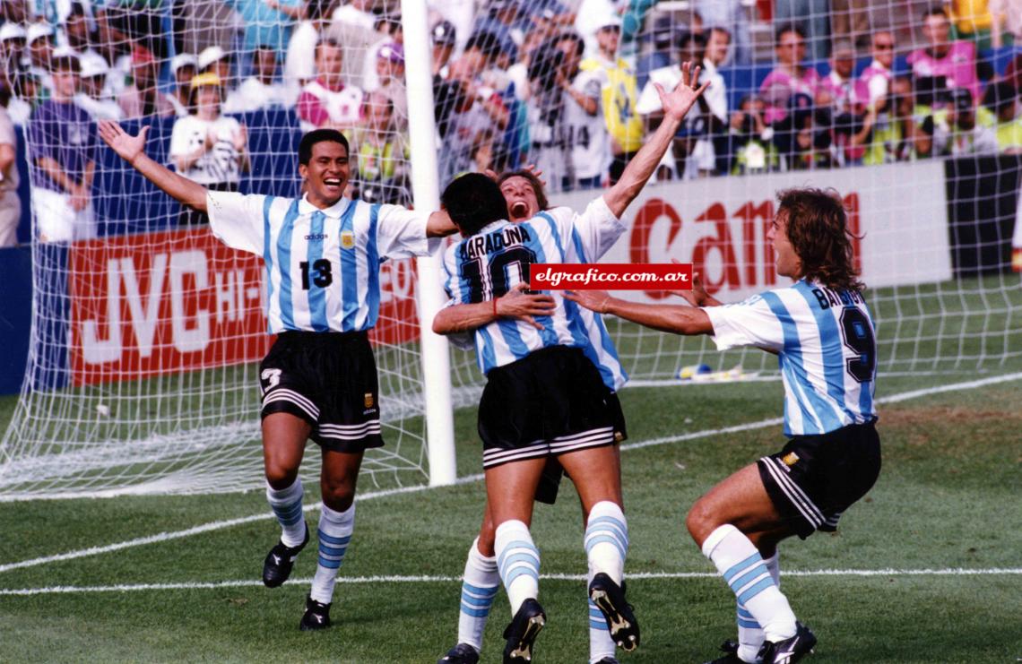 Imagen El Pájaro se abraza con su “compadre” Maradona, se acerca Batistuta y el Negro Cáceres para el festejo. “Yo me considero apto para la Selección porque sé las cosas que me por pasan adentro cada vez que me pongo esa camiseta”