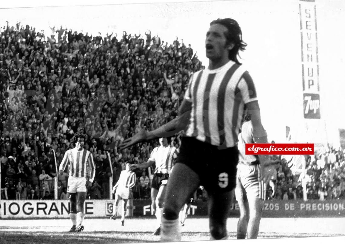 Imagen Luque celebra su gol en el Metropolitano de 1975. Unión venció a Banfield por 2 a 0.