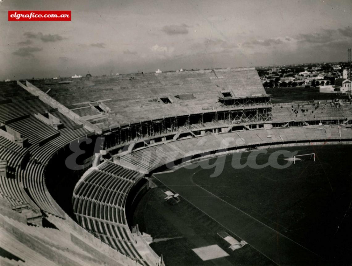 Imagen Mediados de los años 30. Construcción del estadio Monumental, en esa época uno de los mejores del mundo.