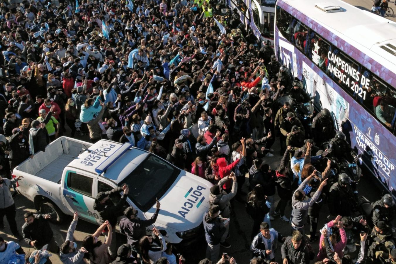 Imagen La multitud alrededor de los campeones (AFP)