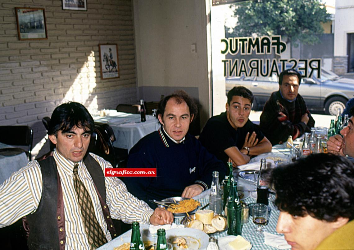 Imagen El almuerzo junto a Saggioratto y Alfaro Moreno. Está siempre acompañado por las amistades que le dejaron sus 19 años de jugador.