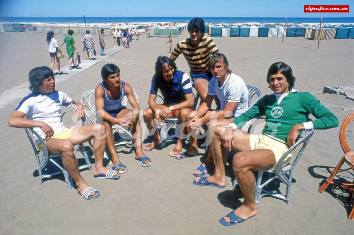 Imagen Passarella, Perotti, Luque, Zanabria, Suñe y Fillol comparten balneario en Mar del Plata en 1979.