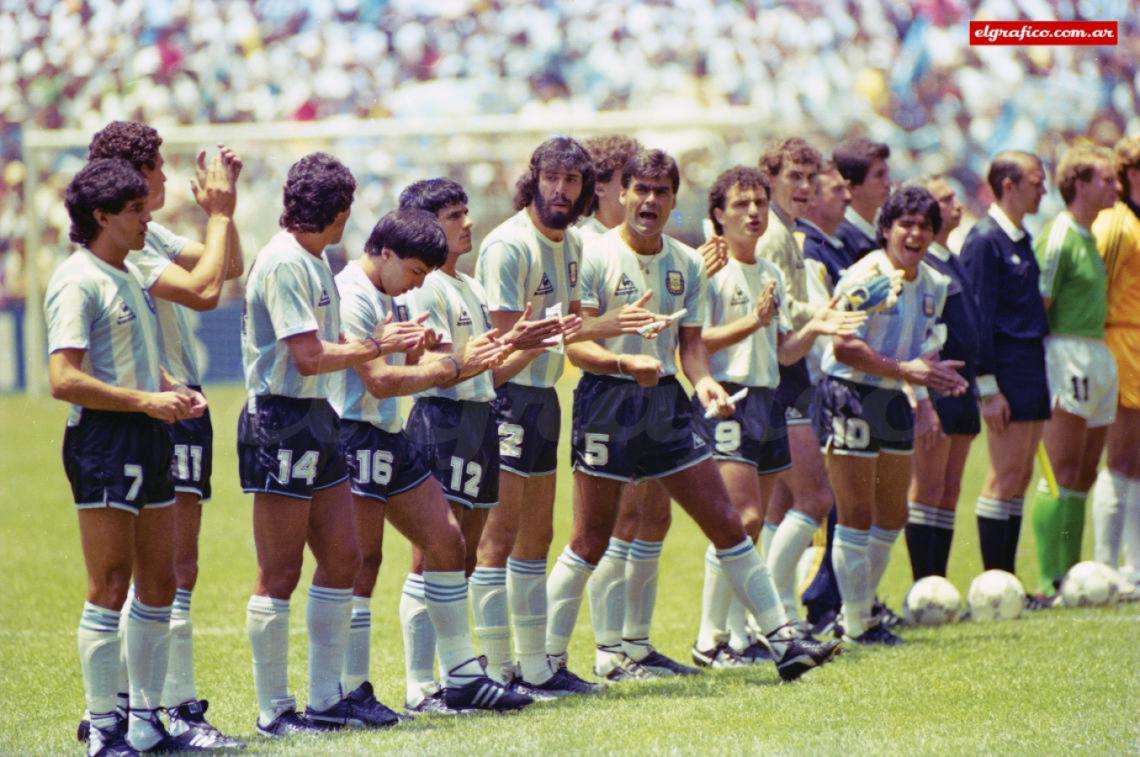 Imagen El momento previo a la Final del Mundial de México 1986. Maradona y Brown son los más efusivos a la hora de arengar a sus compañeros.