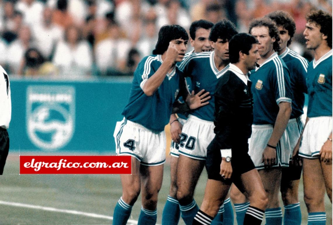 Imagen Basualdo, Simón, Sensini, Lorenzo, Serrizuela y Ruggeri increpan al árbitro. Codesal acaba de sancionar el polémico penal de la Final del Mundial.