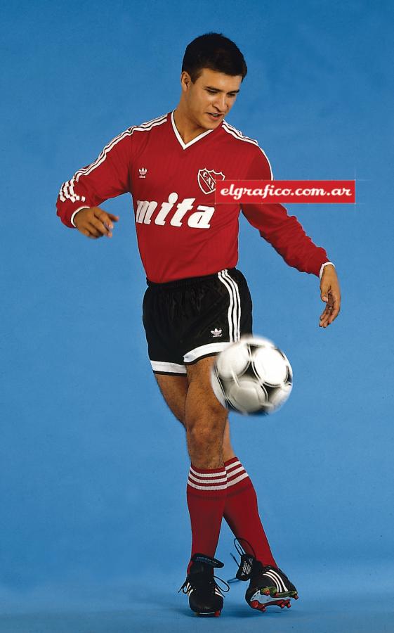 Imagen En Independiente jugó apenas seis meses en 1990 y posó con la rabona para El Gráfico.
