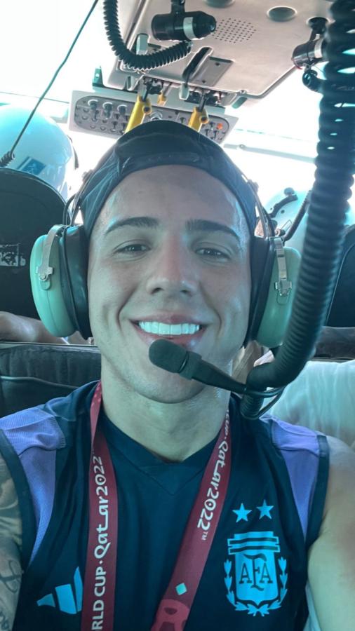Imagen Enzo Fernández, con una sonrisa inocultable, en el helicóptero.