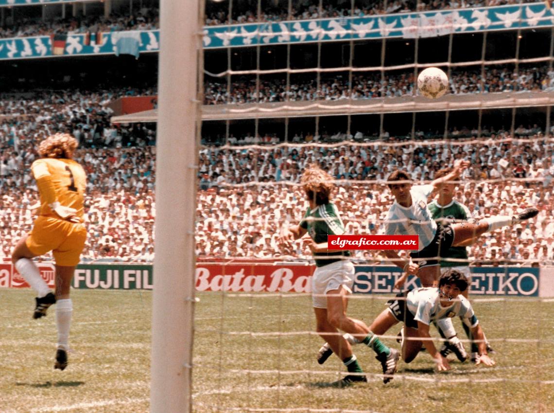 Imagen La pelota va en busca de la red, José Luis Brown y Diego Maradona saben que es gol, son testigos los alemanes Schumacher, Jakobs y Förster, que mira detrás de los argentinos.