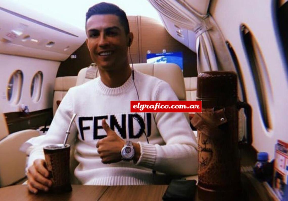 Imagen COLADO 1. 2019. Cristiano Ronaldo, influenciado seguramente por su esposa argentina, vuela con mate y termo.