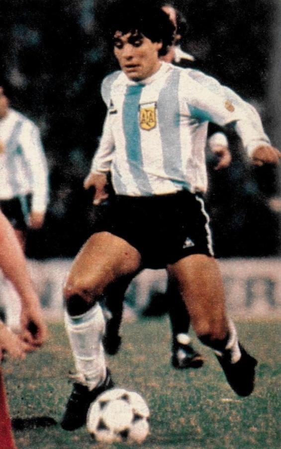 Imagen Diego Armando Maradona. Crack en el fútbol de los años ochenta. Crack en cualquier tiempo del fútbol argentino. Sobre todo en aquellos tiempos de ritmo más pausado, con más espacio para recibir, controlar y poner primera.