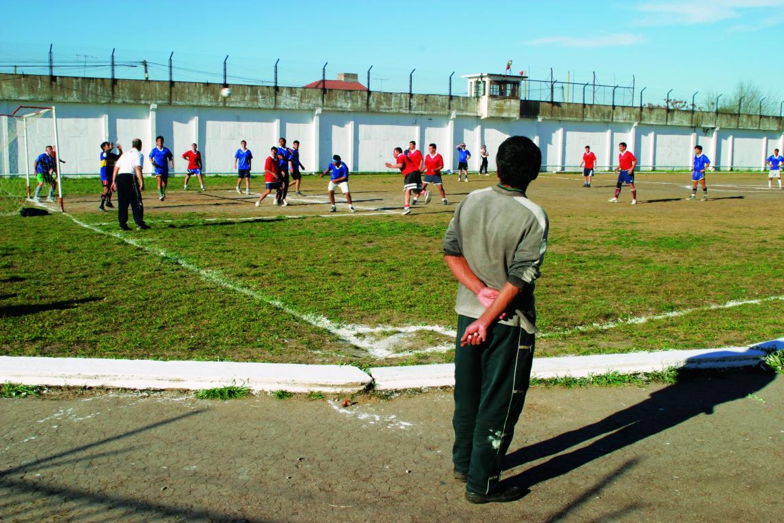 Imagen El técnico observa a su equipo desde un costado, en la Unidad 9 de La Plata.