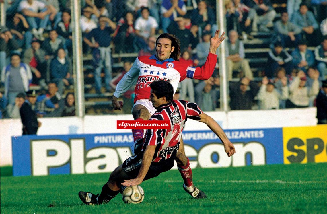 Imagen Suerte que son hermanos. Fabio Schiavi, jugando para Chacarita, choca con Rolando que defendía la camiseta de Argentinos Juniors. 