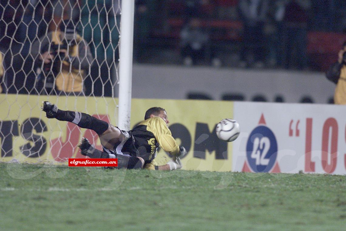 Imagen 2000. La noche en que Córdoba fue el León del Morumbí. En la definición ante Palmeiras le atajó uno a Asprilla y éste a Roque Junior. Boca se reencontraba con la Libertadores 22 años después.