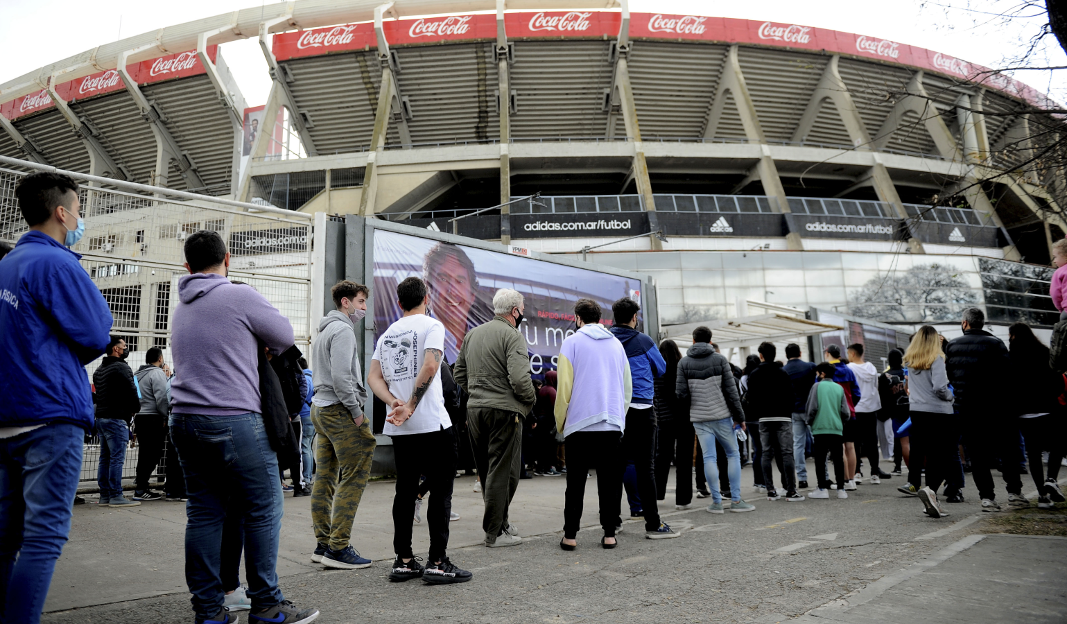 Imagen Largas filas alrededor del Monumental para conseguir las entradas para ver a la Selección ante Perú: Foto: Telam