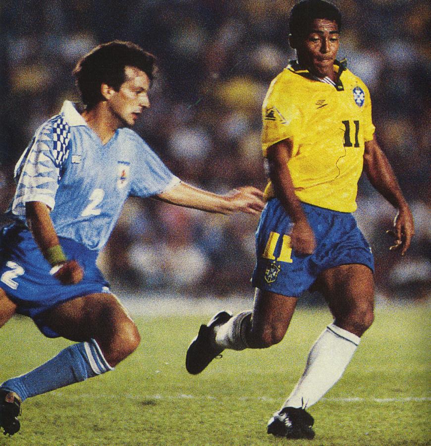 Imagen Brasil y Uruguay se enfrentaron en 1993, Romario convirtió dos goles. En esta imagen lo marca Herrera.