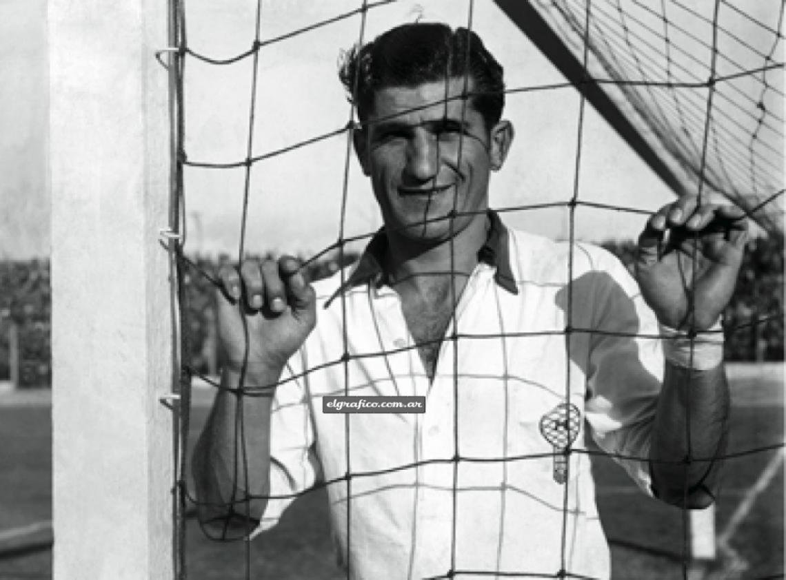Imagen Herminio Masantonio, notable centrodelantero que se destacó en Huracán y la Selección Argentina.