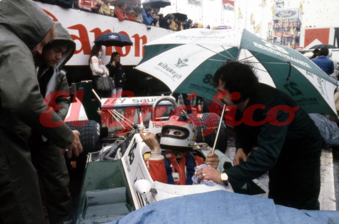 Imagen En boxes, Carlos Reutemann recibe instrucciones por parte de su equipo
