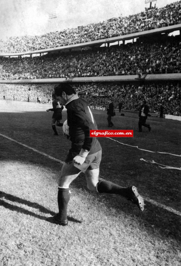 Imagen Antonio Roma sale a La Bombonera el día de "su" fiesta. Fue el 20 de abril de 1969 en la fecha 10 del Torneo Metropolitano. A Roma solo le habian hecho 2 goles en todo el campeonato.