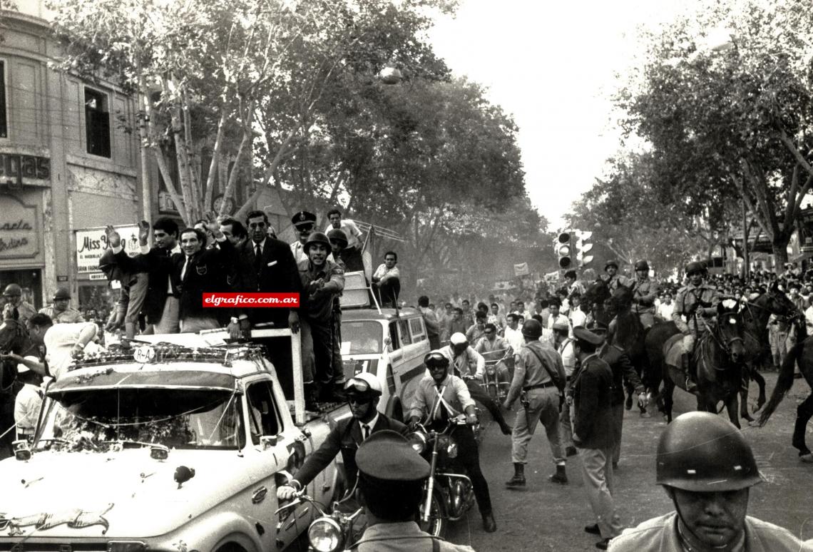 Imagen Nicolina en Mendoza, donde lo recibe una multitud