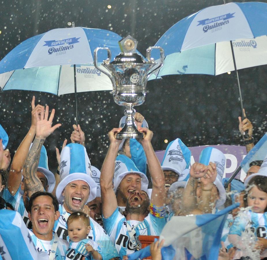 Imagen La Copa en alto y la mirada al cielo. Lisandro López levanta el ansiado trofeo.