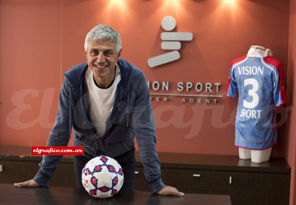 Imagen En Visión Sport, su empresa, en Rosario, a los 59 años, con las canas de jugador y sin un gramo de más.