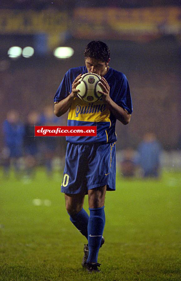 Imagen La final de la Copa Libertadores 2001 entre Boca y Cruz Azul tuvo una definición infartante por penales. En la imagen Riquelme besa el balón antes de disparar su penal, el primero de la serie.