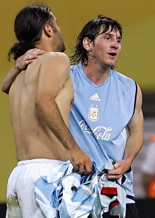 Imagen El cambio con Rafa Márquez, su compañero en Barcelona, en el Mundial 2006. Ese día celebró los 19 años(DANIEL GARCIA / AFP)