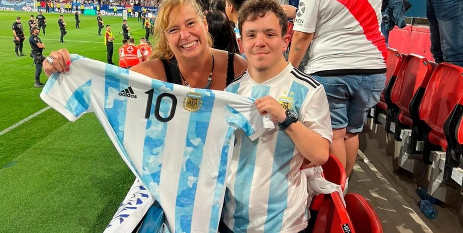 Imagen Después de hacerle 5 goles a Estonia, Messi le regaló su camiseta a Tomás, un fanático santafesino