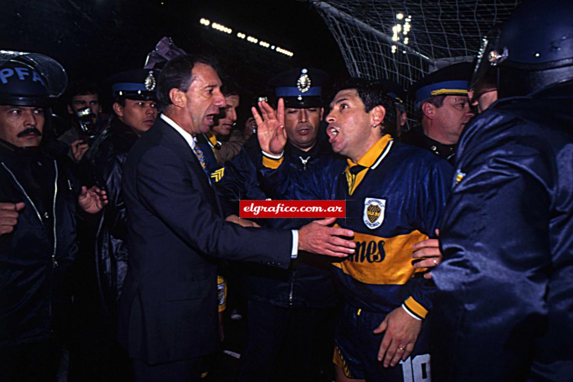 Imagen Maradona con Bilardo en medio de los incidentes y rodeados por la policía. 