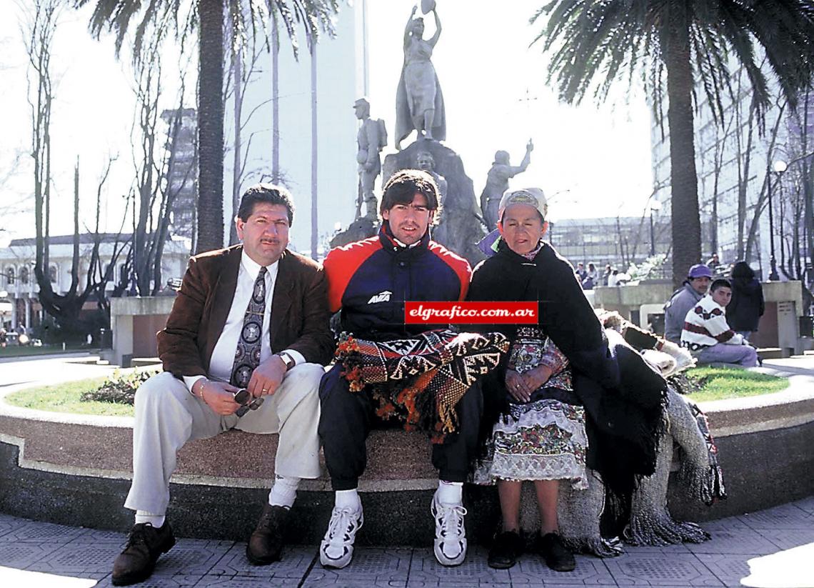 Imagen Posando en la Plaza de Armas de Temuco, su ciudad, con su papá Rosenberg y una india mapuche.