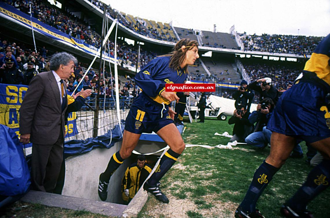 Imagen 30 de julio de 1995. Caniggia juega por primera vez con la camiseta de Boca en un amistoso con San Lorenzo, el flamante campeón del Calusura. Maradona lo miraba desde un palco. 