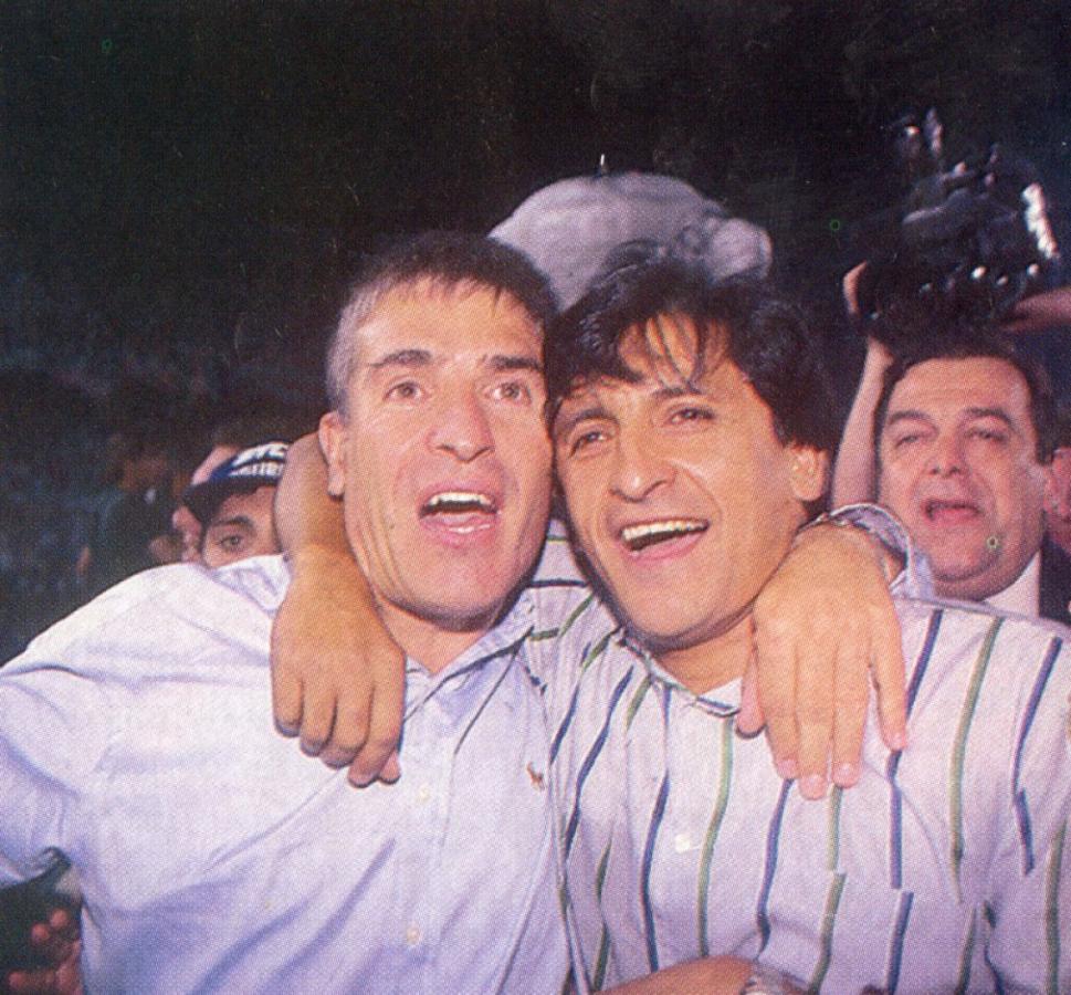 Imagen El abrazo de Ramón Díaz con su amigo Omar Labruna, el único colaborador que sigue a su lado desde el primer día de su gestión.