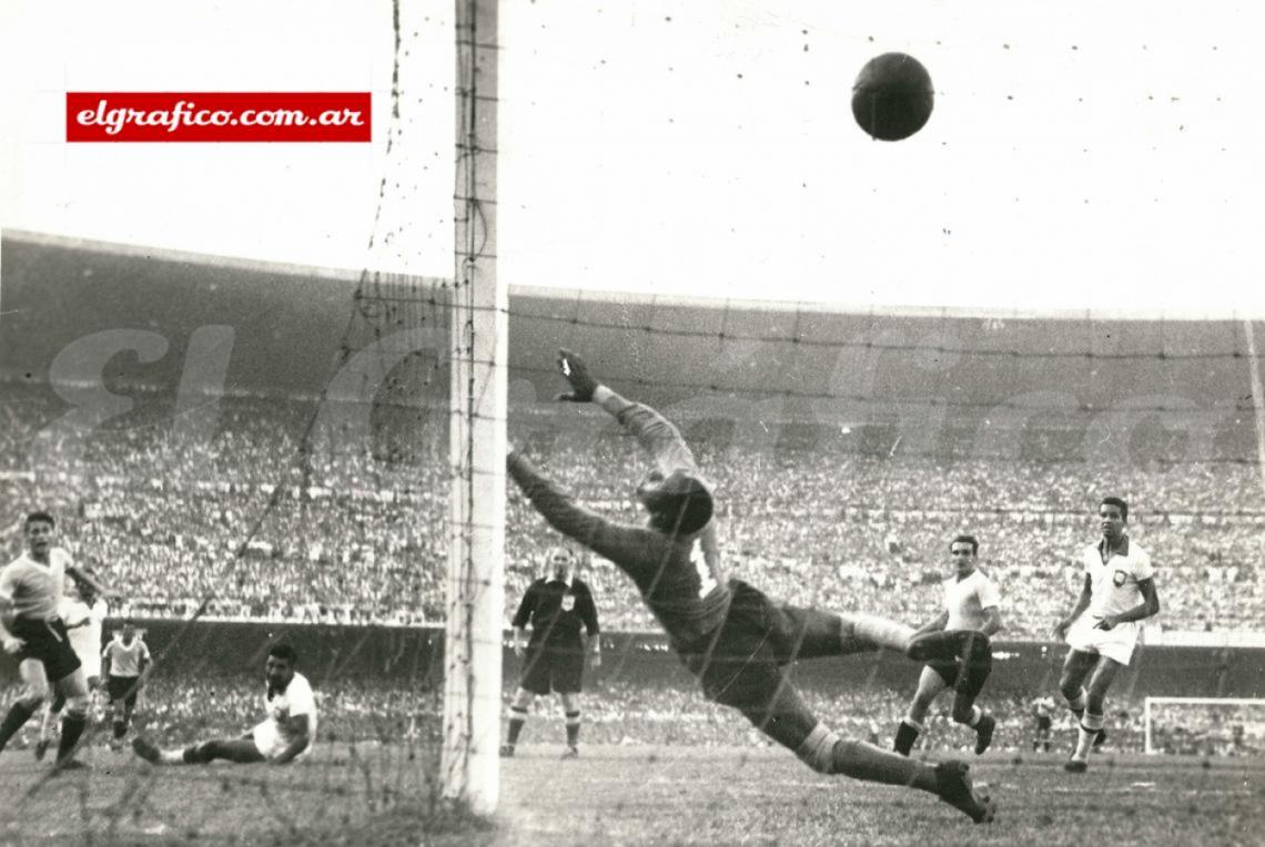 Imagen Schiaffino convierte el primer gol de Uruguay frente a Brasil en la final del Mundial 1950.