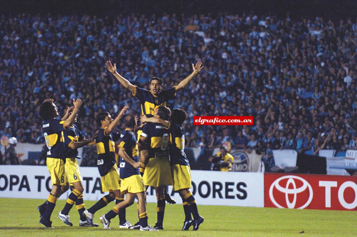 Imagen Un look particular de Boca para jugar en Porto Alegre. La Libertadores 2007 quedará marcada como la mejor competición que jugó Riquelme en su carrera.