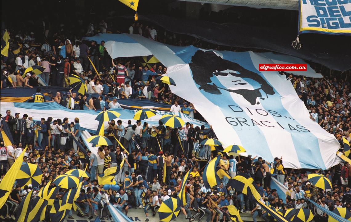 Imagen La gratitud hecha bandera. En cualquier cancha de cualquier lugar, una imagen de Maradona reverdece a los duendes del fútbol.