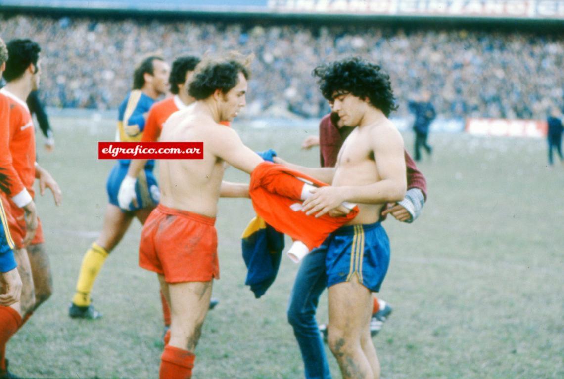 Imagen Un cambio de camisetas con Diego, en la Bombonera en el '81.