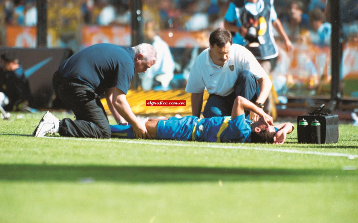 Imagen El trago amargo. Carlitos lesionado tras una falta de Félix Benito, de Independiente.