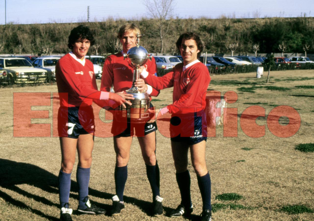 Imagen Burruchaga, Trossero y Bochini, posando con la Libertadores para El Gráfico
