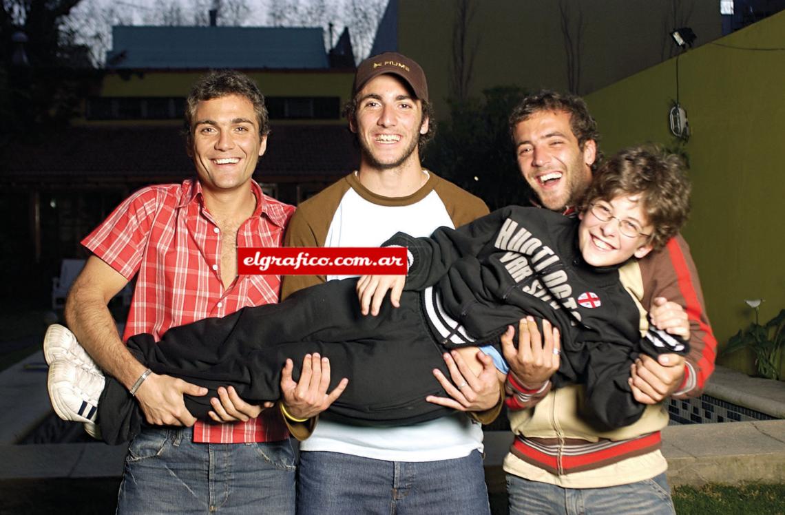Imagen Una familia muy normal la de los Higuaín. Desde la izquierda: Nicolás, representante; Gonzalo y Federico, futbolistas; Lautaro, el más chico.