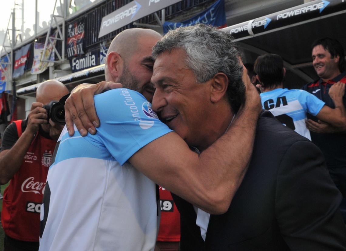 Imagen Lisandro López saluda a ¨Pipo¨ Gorosito, el actual director técnico de Tigre.