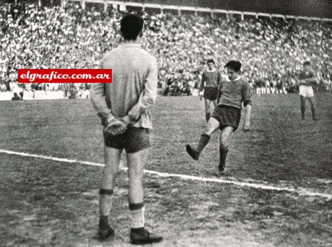 Imagen En la foto el gol de Vázquez a un Irusta que parece estar esperando el bondi. Con los brazos cruzados, los de Boedo manifestaron su repudio ante las decisiones arbitrales.