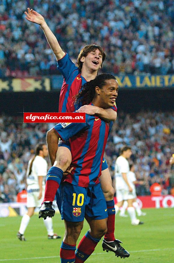 Imagen Mayo 2005. Mi primer gol, al Albacete en el Nou Camp. Ronaldinho me llevó a caballito. Un grande.