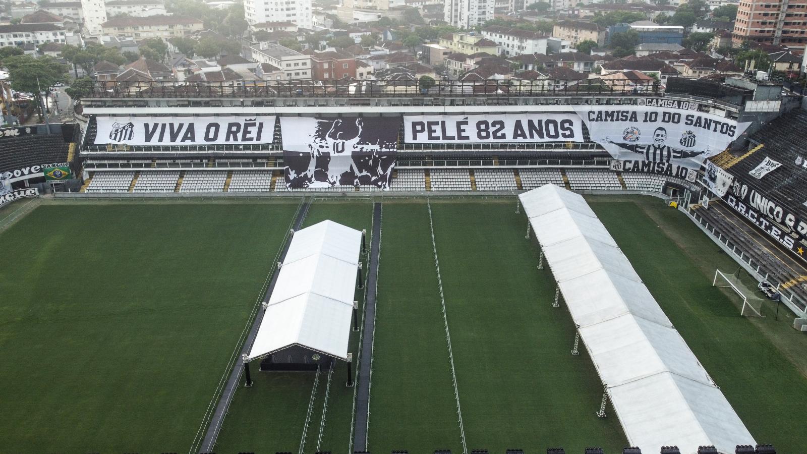 Imagen Así está el estadio de Santos preparado para despedir a Pelé. FOTO AFP.