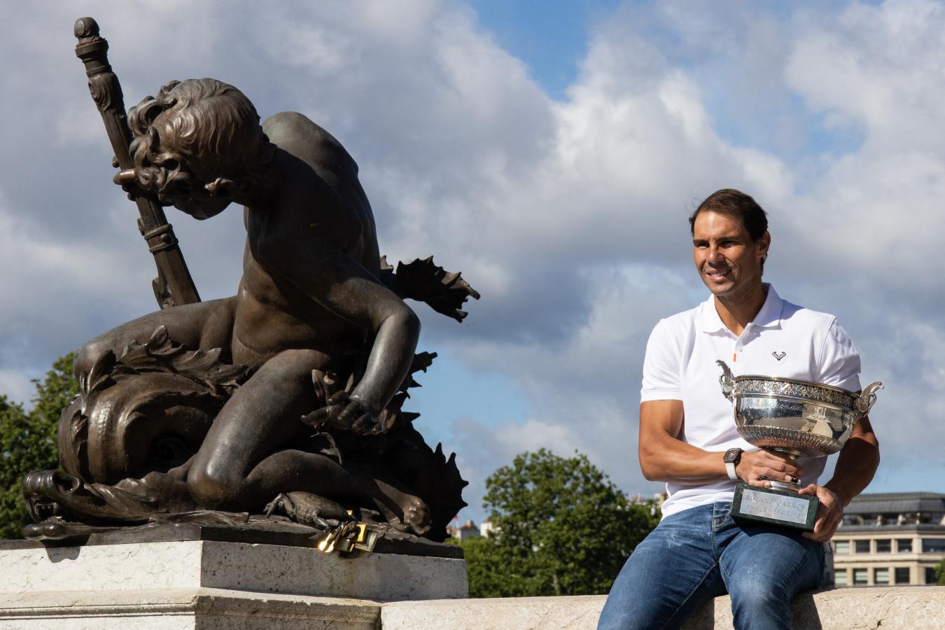 Imagen Rafael Nadal, con la Copa de los Mosqueteros al borde del Río Sena.