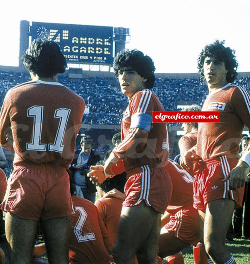 Imagen Cuidándole las espaldas a Maradona, en Argentinos Juniors, partido en el Monumental.